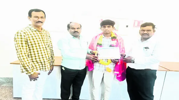 DEO విద్యార్థికి డీఈఓ అభినందన 