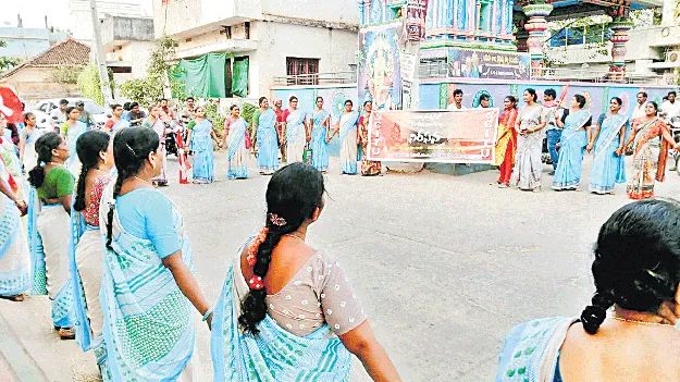 ఉగ్రవాదుల దాడికి నిరసనగా మానవహారం