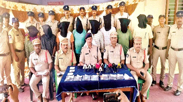 Arrest of robbers దోపిడీ దొంగల అరెస్టు
