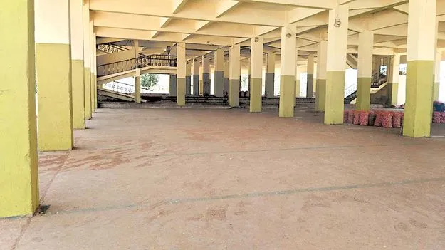 ఉల్లి ప్లాట్‌ఫారాలు ఖాళీ 