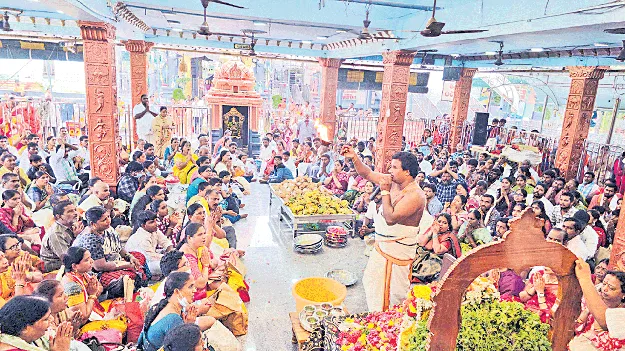 వాడపల్లి వెంకన్నఆలయంలో భక్తుల రద్దీ