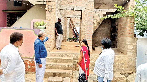 గృహ నిర్మాణాలు త్వరగా పూర్తి చేయాలి