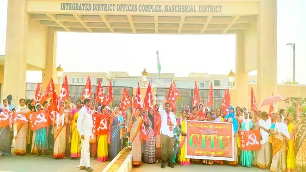 కలెక్టరేట్‌ ఎదుట అంగన్‌వాడీల ధర్నా