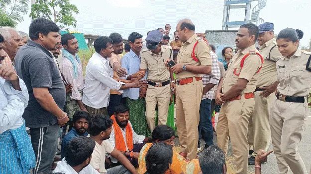 ధాన్యం కొనుగోలు చేయాలని రైతుల ధర్నా