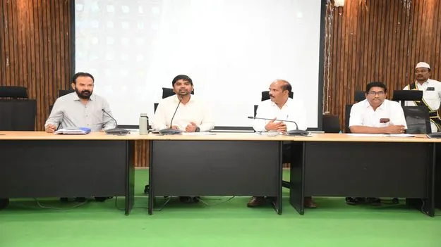 నాణ్యమైన ఏకరూప దుస్తులు అందించాలి