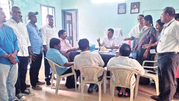 ఎంపీడీవో తీరుపై కార్యదర్శుల నిరసన