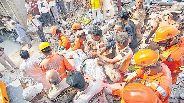 Building Collapse: ఢిల్లీలో కుప్పకూలిన 4 అంతస్తుల భవనం 