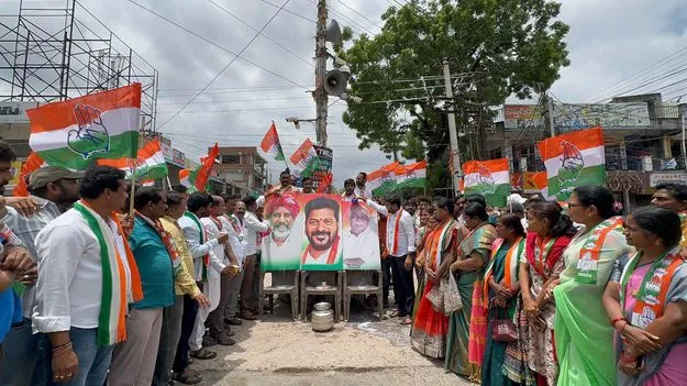 సీఎం చిత్రపటానికి క్షీరాభిషేకం