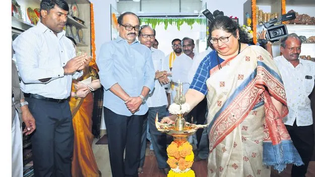 హస్త కళలను ప్రోత్సహించాలి