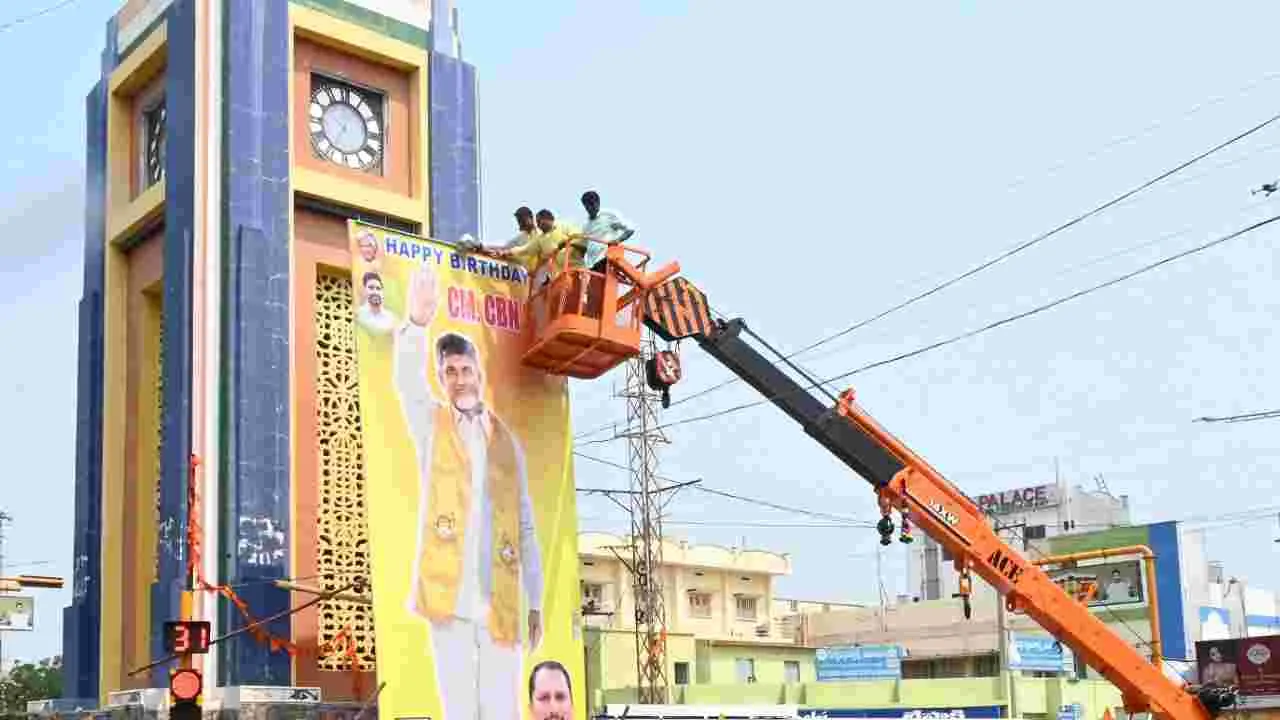 సీఎం చంద్రబాబు జన్మదినం.. ఆకట్టుకున్న సైకత శిల్పం..
