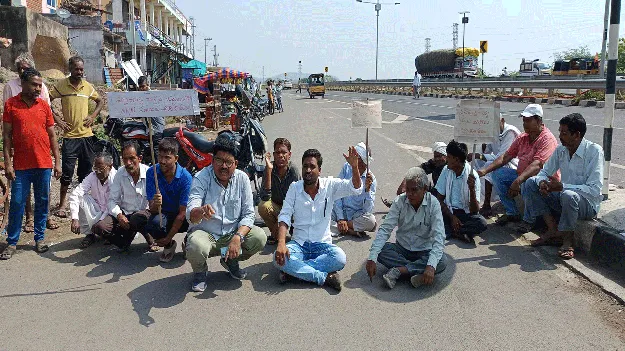 సైడ్‌ డ్రైనేజీలు నిర్మించాలని రాస్తారోకో