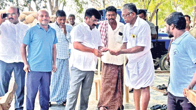 కొనుగోలు కేంద్రాలను సద్వినియోగం చేసుకోవాలి