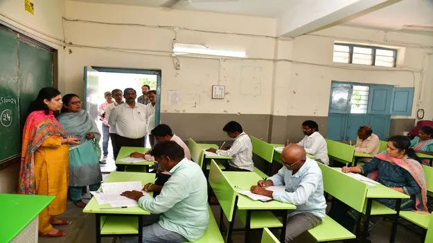 గ్రామపాలన అధికారుల నియామక పరీక్షను పరిశీలించిన కలెక్టర్‌