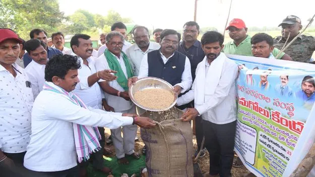 కొనుగోలు కేంద్రాలను సద్వినియోగం చేసుకోవాలి
