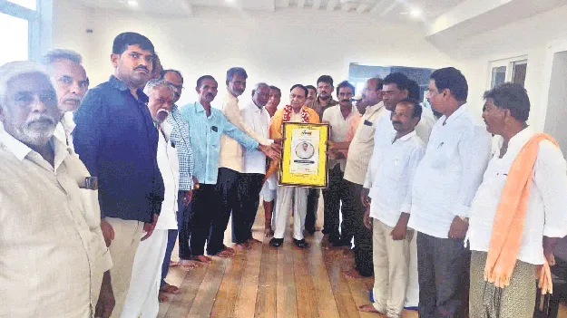 డాక్టర్‌ రవ్రీందకు సన్మానం