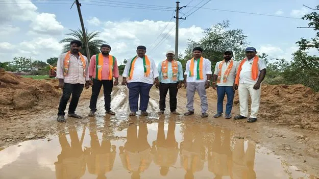 రోడ్డు నిర్మాణం పూర్తి చేయాలని  బీజేపీ నాయకుల నిరసన 
