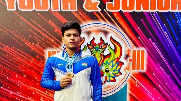 లిఫ్టర్‌ పర్వ్‌కు రెండు పతకాలు