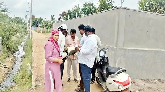 కైకలూరులో ఆక్రమణలపై సర్వే