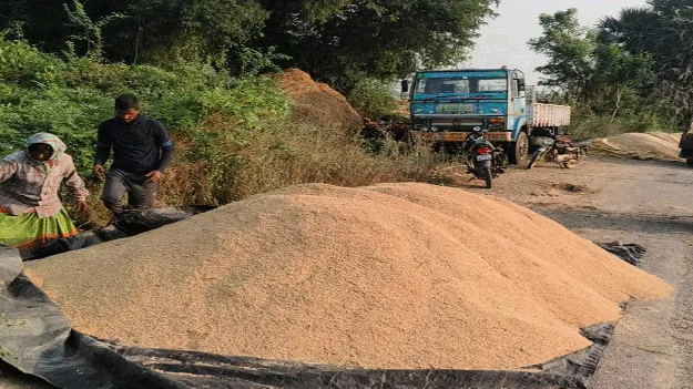 దళారుల చేతిలో ధాన్యం రైతు దగా