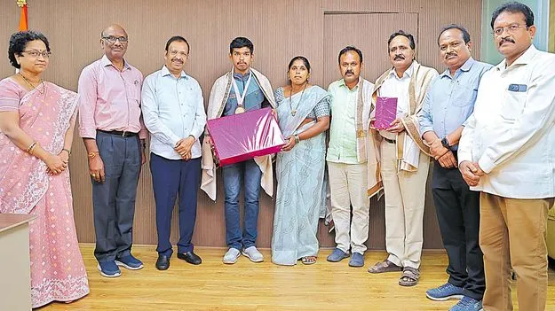 ‘పారా అథ్లెటిక్స్’లో కండక్టర్ కుమారుడికి పతకాలు