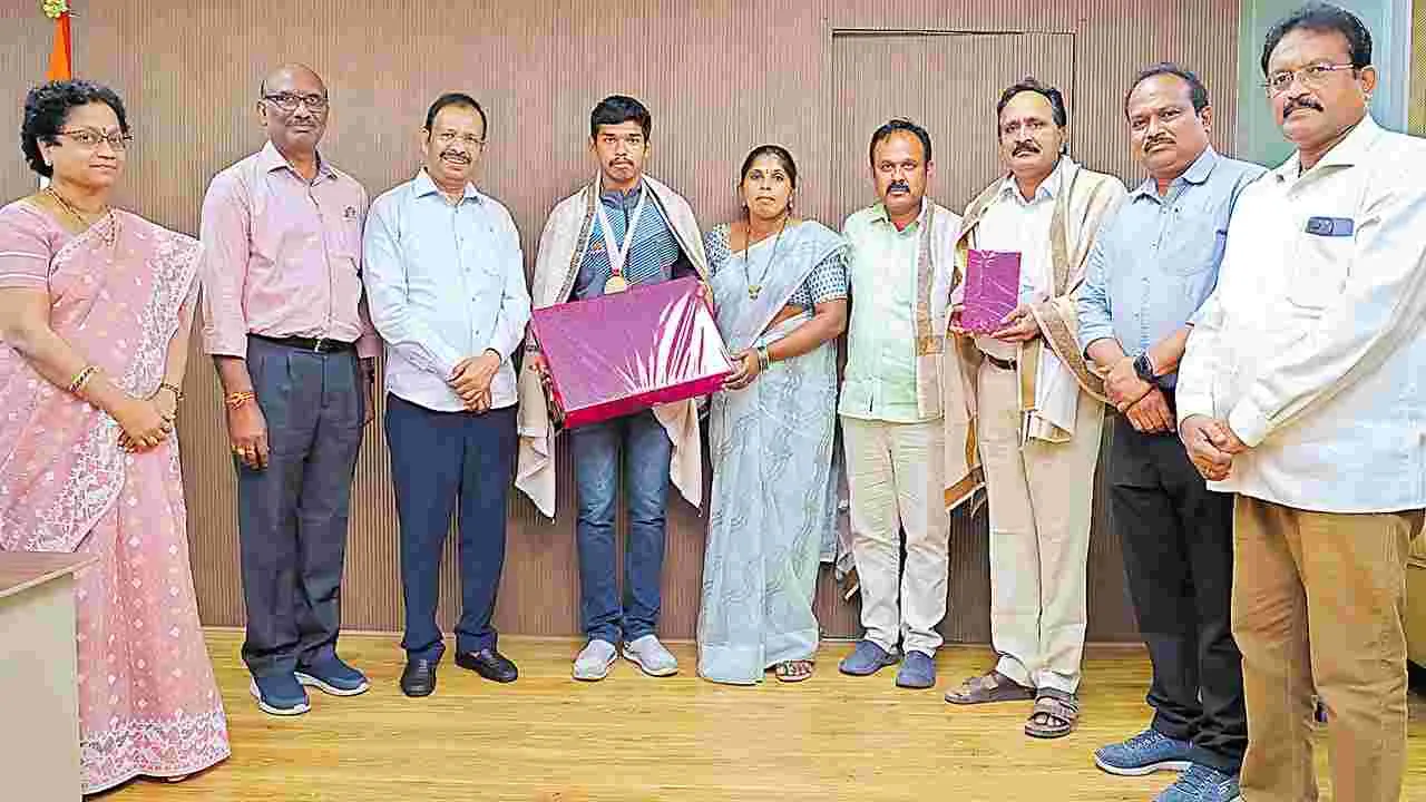 ‘పారా అథ్లెటిక్స్‌’లో కండక్టర్‌ కుమారుడికి పతకాలు