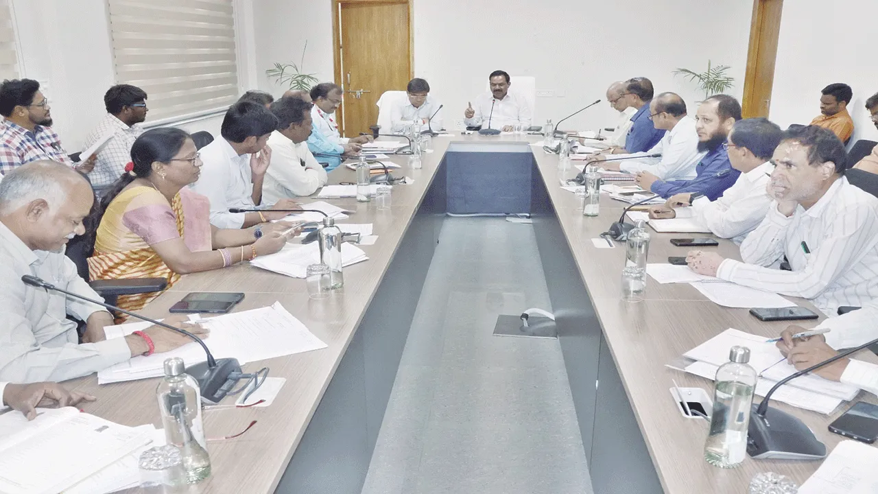 ఇళ్ల లబ్ధిదారుల జాబితా త్వరగా ఇవ్వాలి 