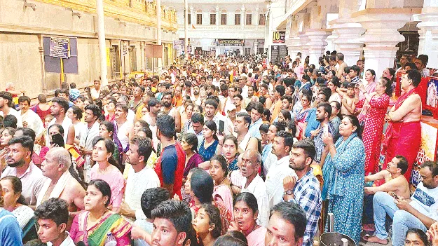 మంత్రాలయంలో భక్తుల సందడి 