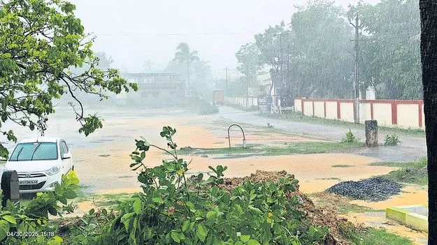 ఈదురు గాలులతో వర్షం