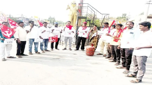 గ్యాస్‌ సిలిండర్‌ ధర తగ్గించాలి