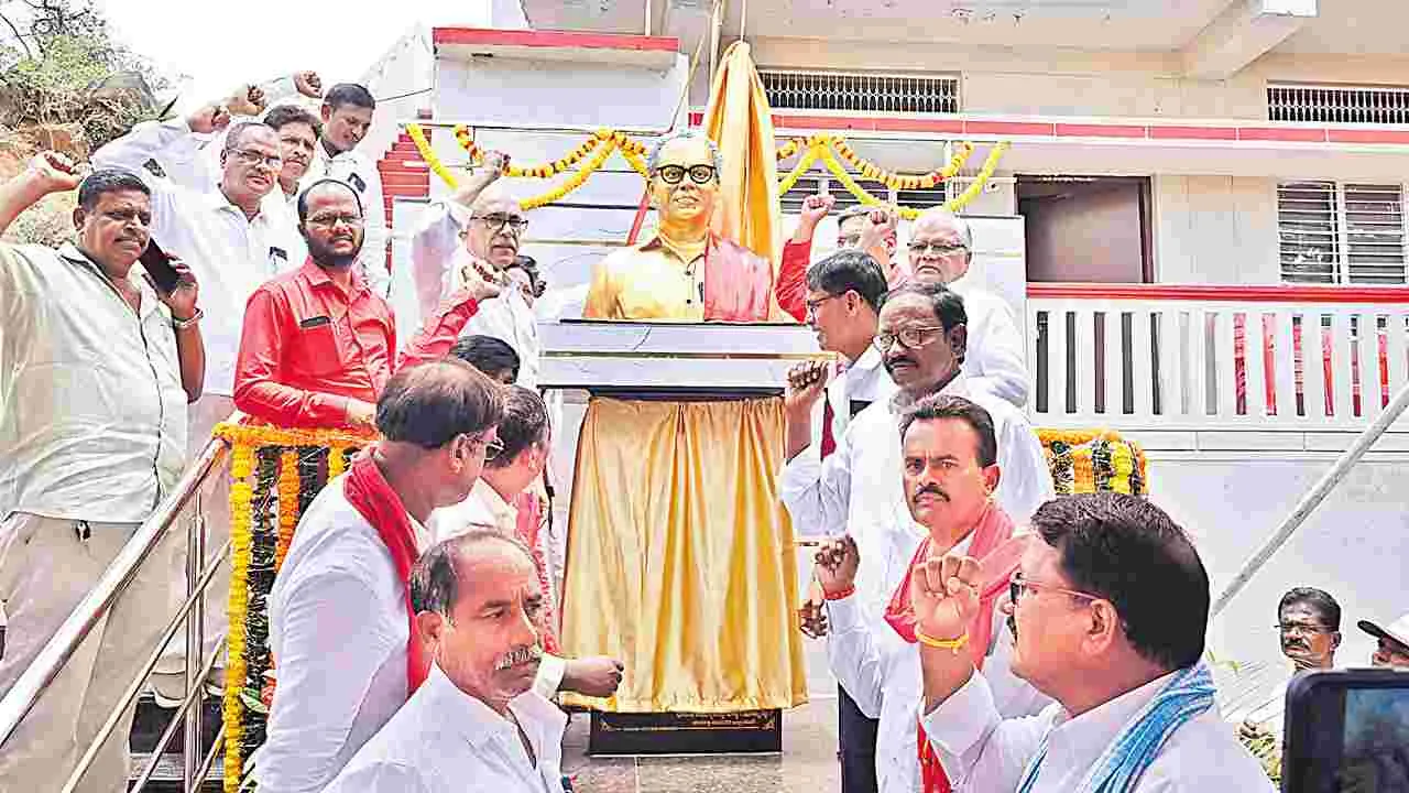 పధాని  వైఖరితో ప్రజాస్వామ్యం అపహాస్యం