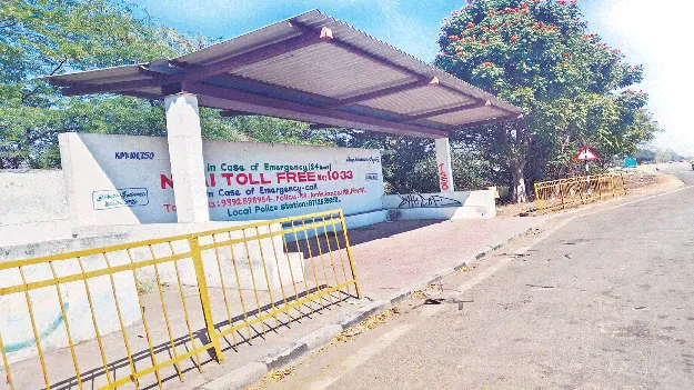 నిరుపయోగంగా బస్‌ షెల్టర్లు 