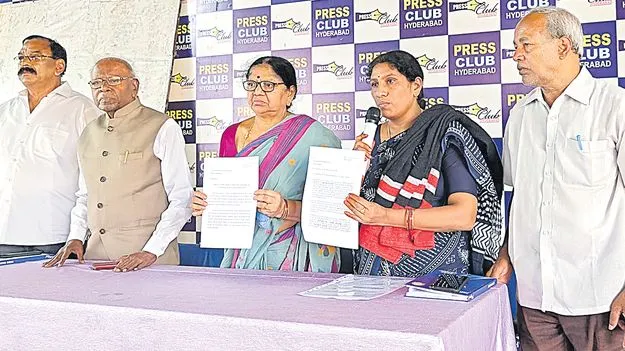 నక్సల్స్‌ మృతదేహాలను కుటుంబీకులకు అప్పగించాలి