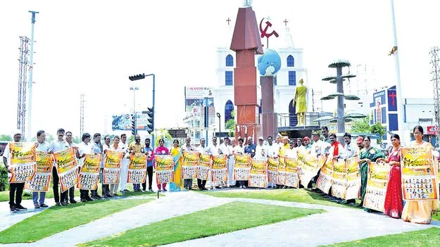 అమర వీరుల చరిత్ర నేటితరానికి తెలియాలి