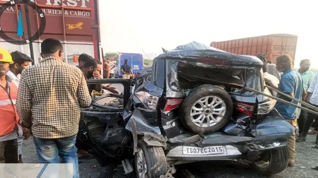 కారు, లారీ, డీసీఎం ఢీ