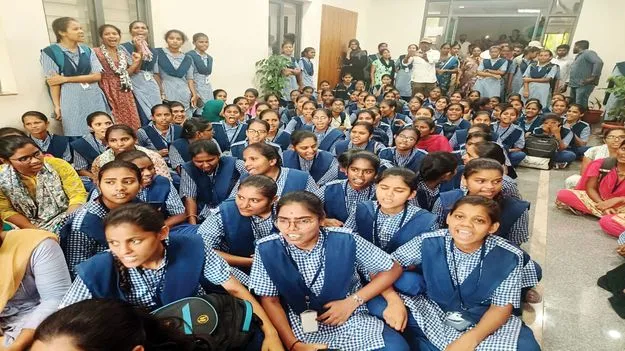 సమయానికి బస్సు ఆపి ఉంటే  రెండు ప్రాణాలు దక్కేవి