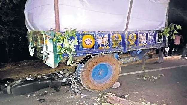 ట్రాక్టర్ ట్రాలీ మృత్యు శకటమై..