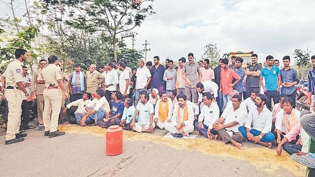 Farmers Protest: రోడ్డెక్కిన అన్నదాతలు