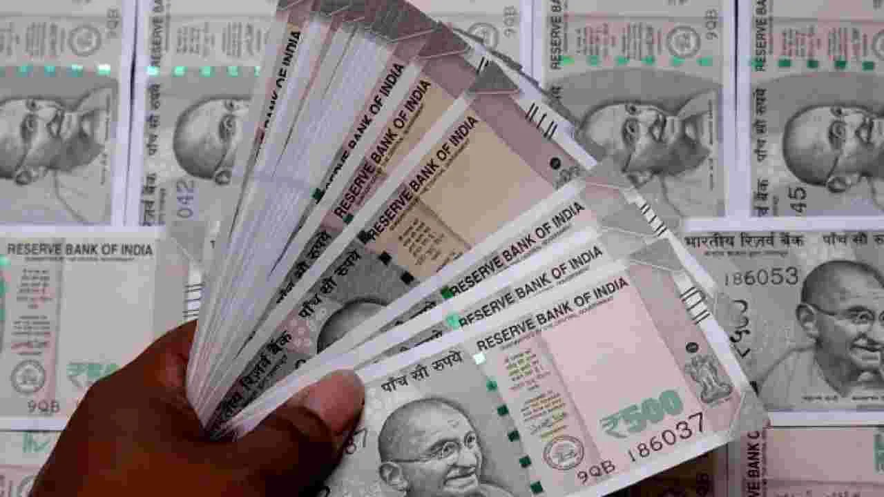Bank Fraud: బ్యాంకు ఉద్యోగిని బెదిరించి పైసలు వసూల్‌
