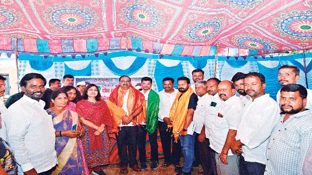 దరఖాస్తులు పరిష్కరించాలి