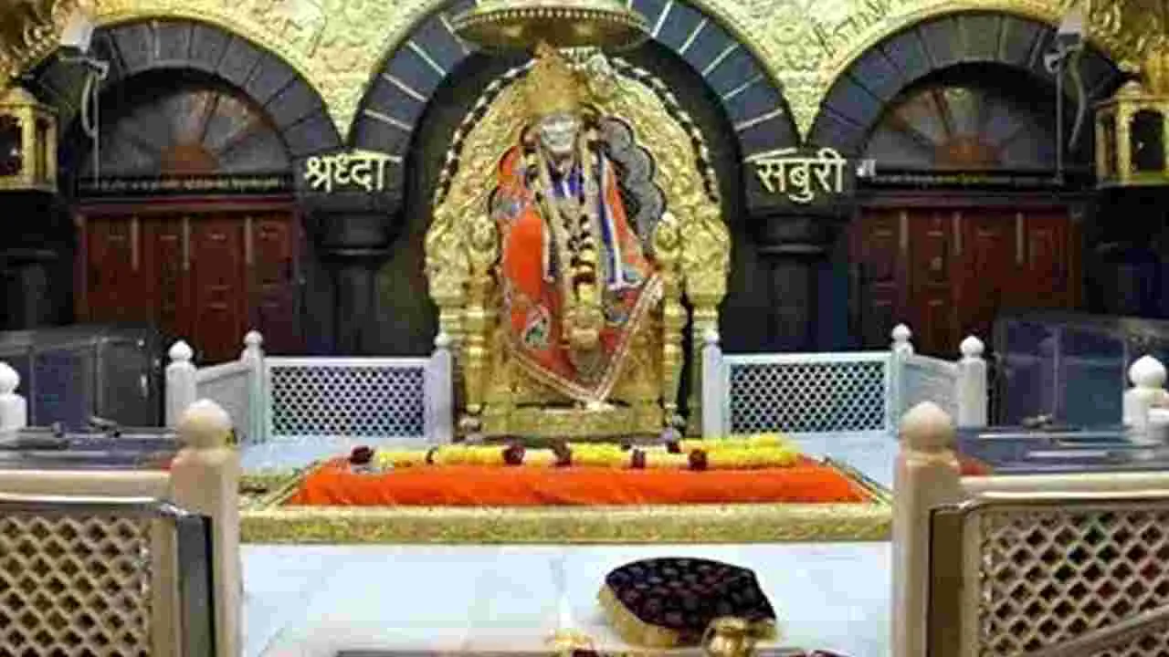 Shirdi Sai Baba: షిర్డీ సాయిబాబా మందిరంలోకి పూలదండలు, శాలువాలు బంద్‌ 
