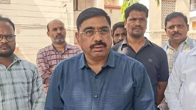 Pedda Amberpet: సబ్‌ రిజిస్ట్రార్‌పై యువకుడి దాడి