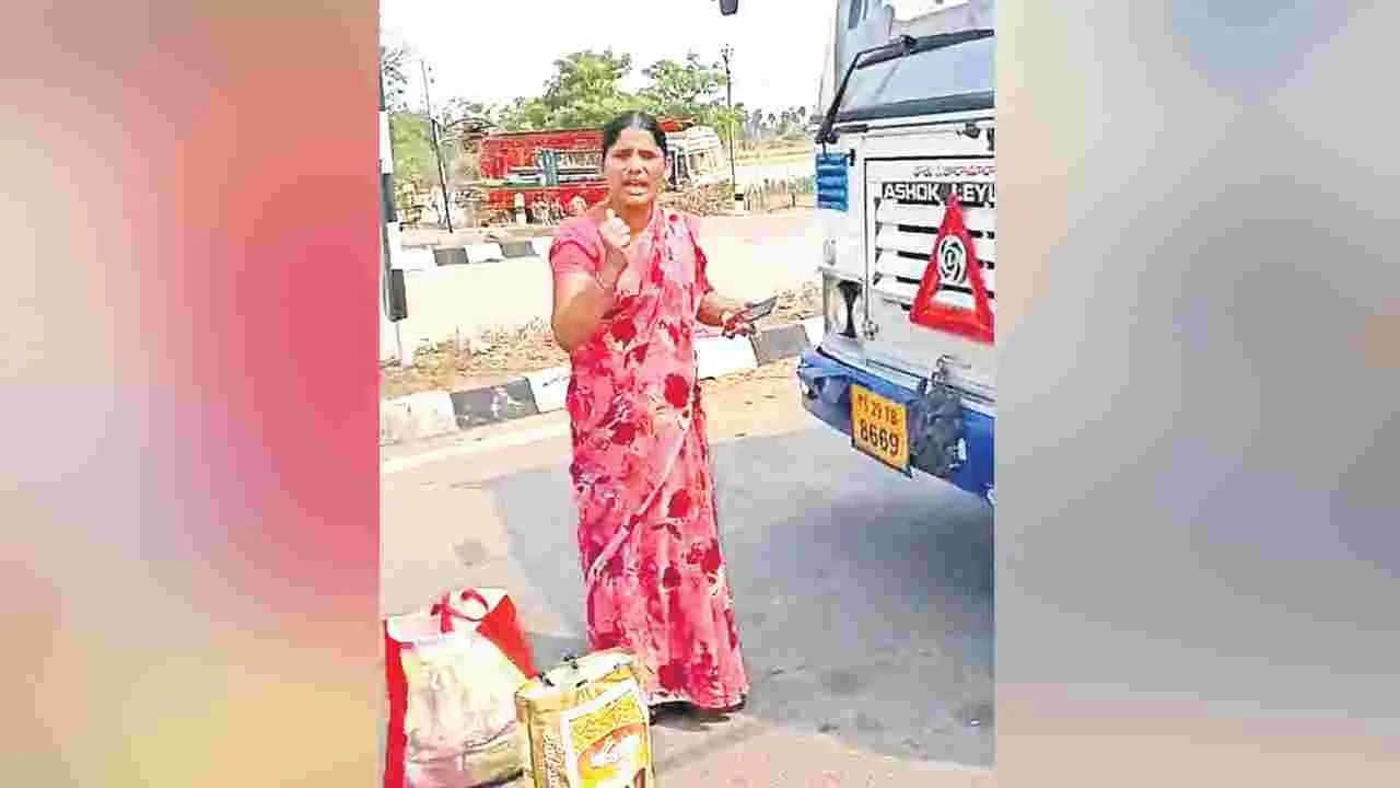 Nalgonda: ఆర్టీసీ బస్సులో కల్లు తీసుకెళ్లకూడదా ..