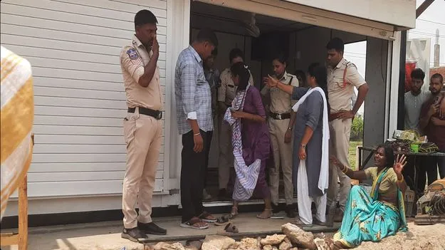 అక్రమ నిర్మాణ పనులు నిలిపివేత