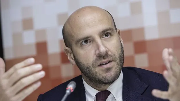 Giacomo: సంక్లిష్టంగా ప్రపంచ రాజకీయాలు