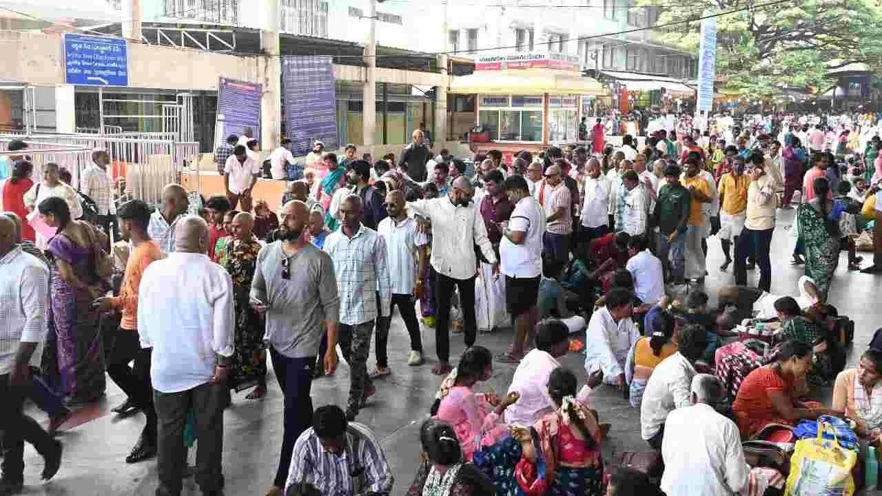 తిరుమలలో భక్తుల రద్దీ.. శ్రీవారి దర్శనానికి పోటెత్తిన భక్తులు