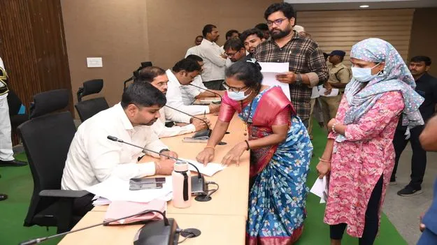 ప్రజావాణి దరఖాస్తులను వెంటనే పరిష్కరించాలి