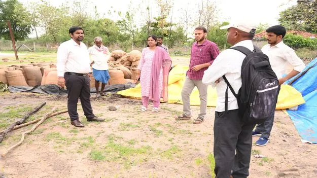 కొనుగోలు కేంద్రాల నుంచి ధాన్యం వెంటనే తరలించాలి 