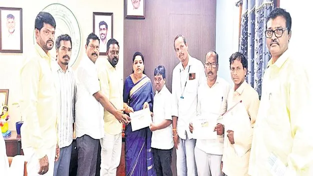 సీఎం దృష్టికి లేటరైట్‌ తవ్వకాలు