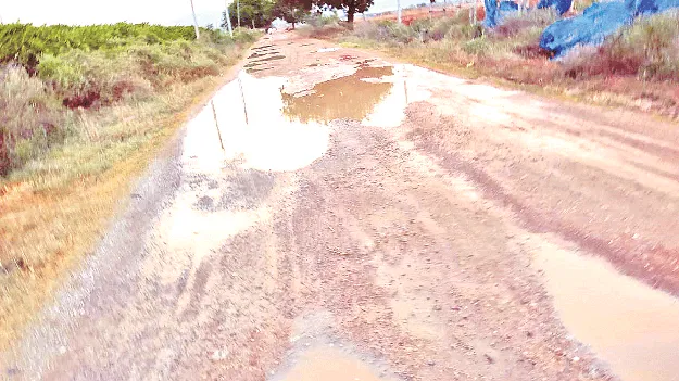 మూడు కిలోమీటర్లు బాగులేక   30 కి.మీ. దూరం ప్రయాణం