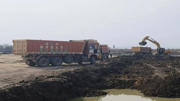  చెరువుల మట్టిపై కన్ను..